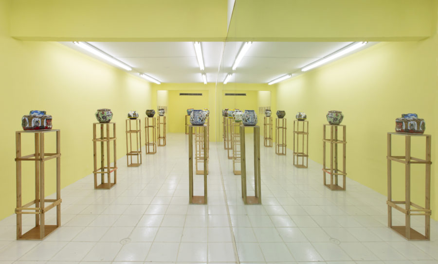 Manuel Mendoza Sánchez, Common Grounds, 2019. Vista de la exposición en Embajada, San Juan de Puerto Rico, 2019. Cortesía del artista y Embajada