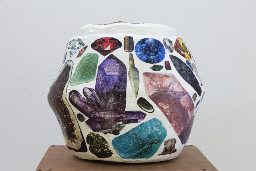 Manuel Mendoza Sánchez, Rock solid bliss, 2019. Vista de la exposición en Embajada, San Juan de Puerto Rico, 2019. Cortesía del artista y Embajada