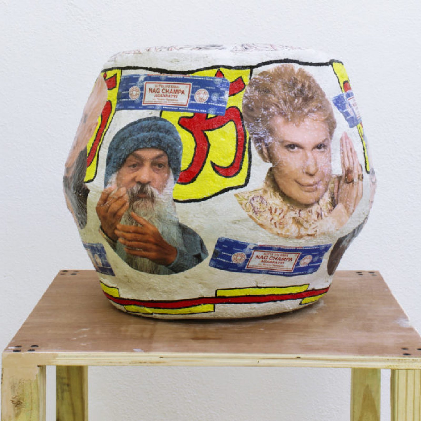 Manuel Mendoza Sánchez, Namaste, 2019. Vista de la exposición en Embajada, San Juan de Puerto Rico, 2019. Cortesía del artista y Embajada