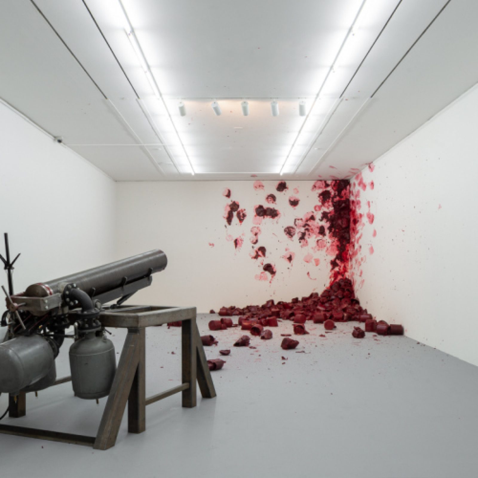 Anish Kapoor, Shooting into the corner (2008-2009). Vista de la exposición "Surge" en CorpArtes, Santiago de Chile, 2019. Foto: Felipe Ugalde/Artishock