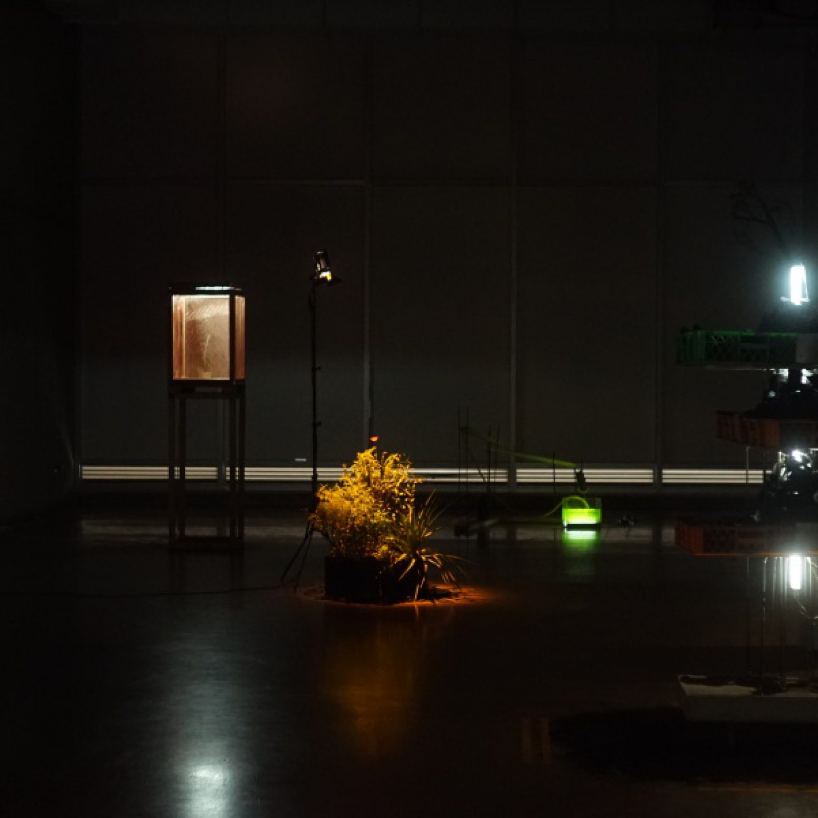 Vista de la exposición "Paisajismo Electromagnético", de Elisa Balmaceda y Cristián Espinoza, en la Sala Laboratorio del Parque Cultural de Valparaíso (PCdV), Chile, 2019. Cortesía de los artistas