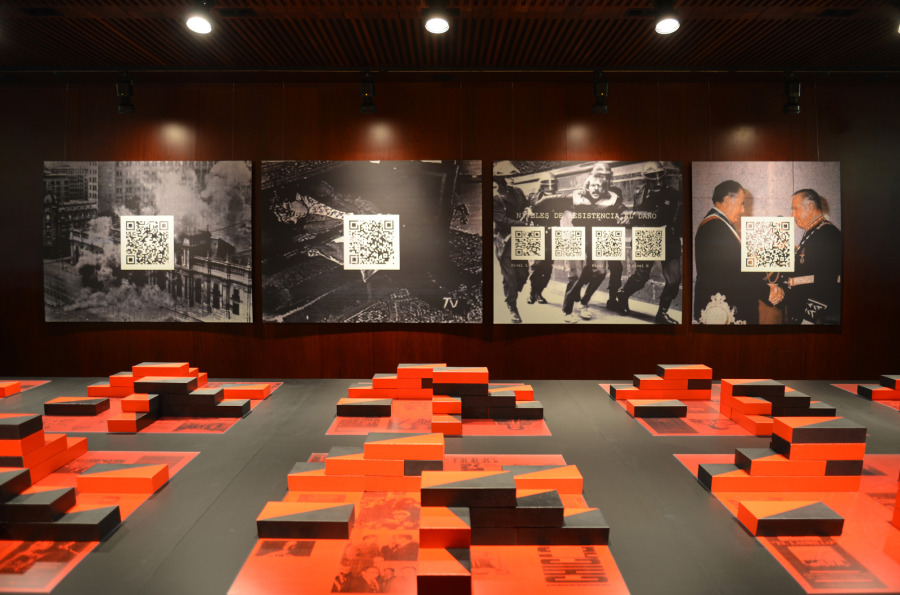 Vista de la exposición “Tiempos incompletos: Chile, primer laboratorio neoliberal”, Museo Nacional Centro de Arte Reina Sofía, Madrid, 2019. Cortesía de los artistas y MNCARS
