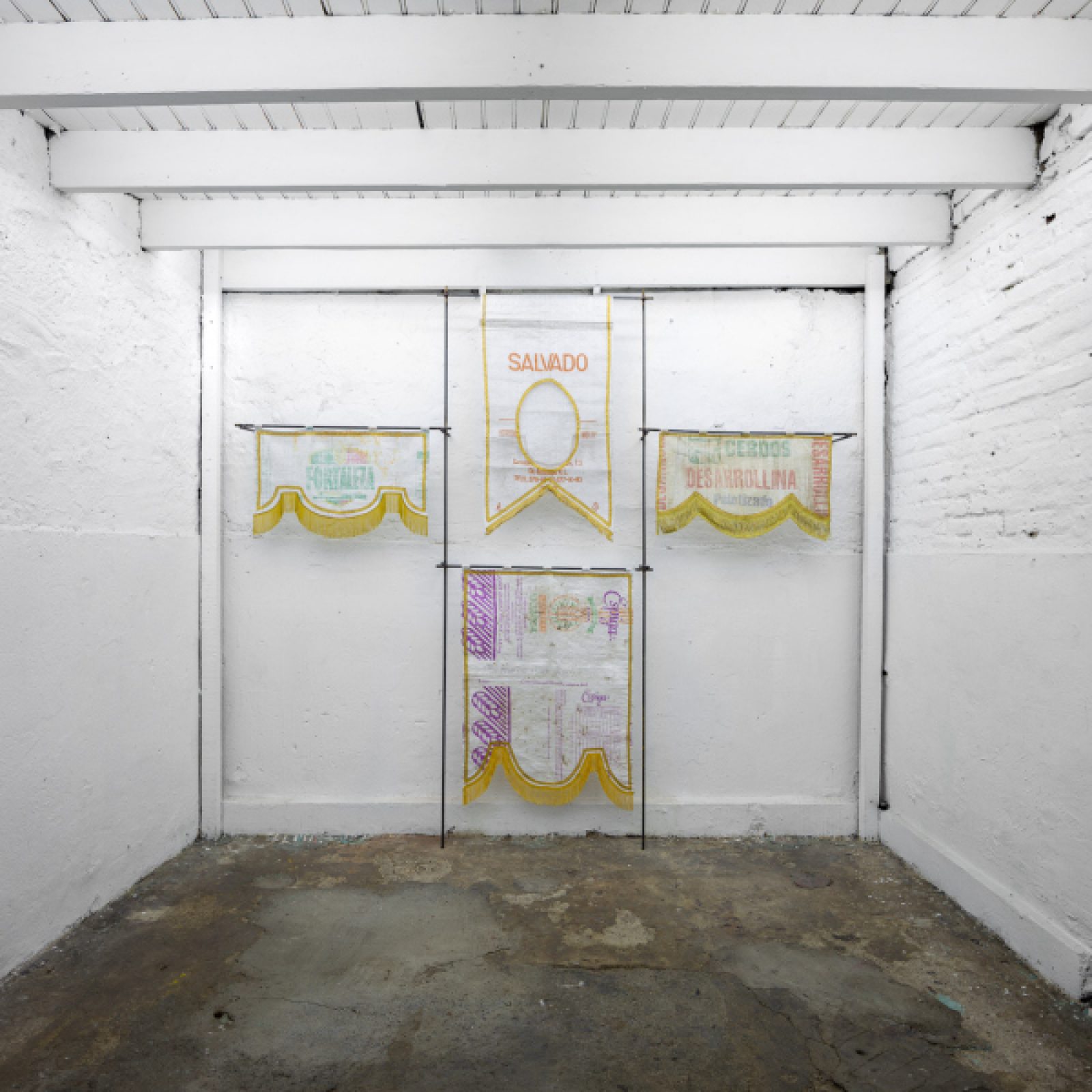 José Luis Martinat, Cruz, 2018, hilo metálico sobre sacos de polipropileno y estructura de fierro estriado, 280 x 254 x 20 cm. Foto: Felipe Ugalde. Vista de la exposición Vencidos en Sagrada Mercancía, Santiago de Chile, 2019