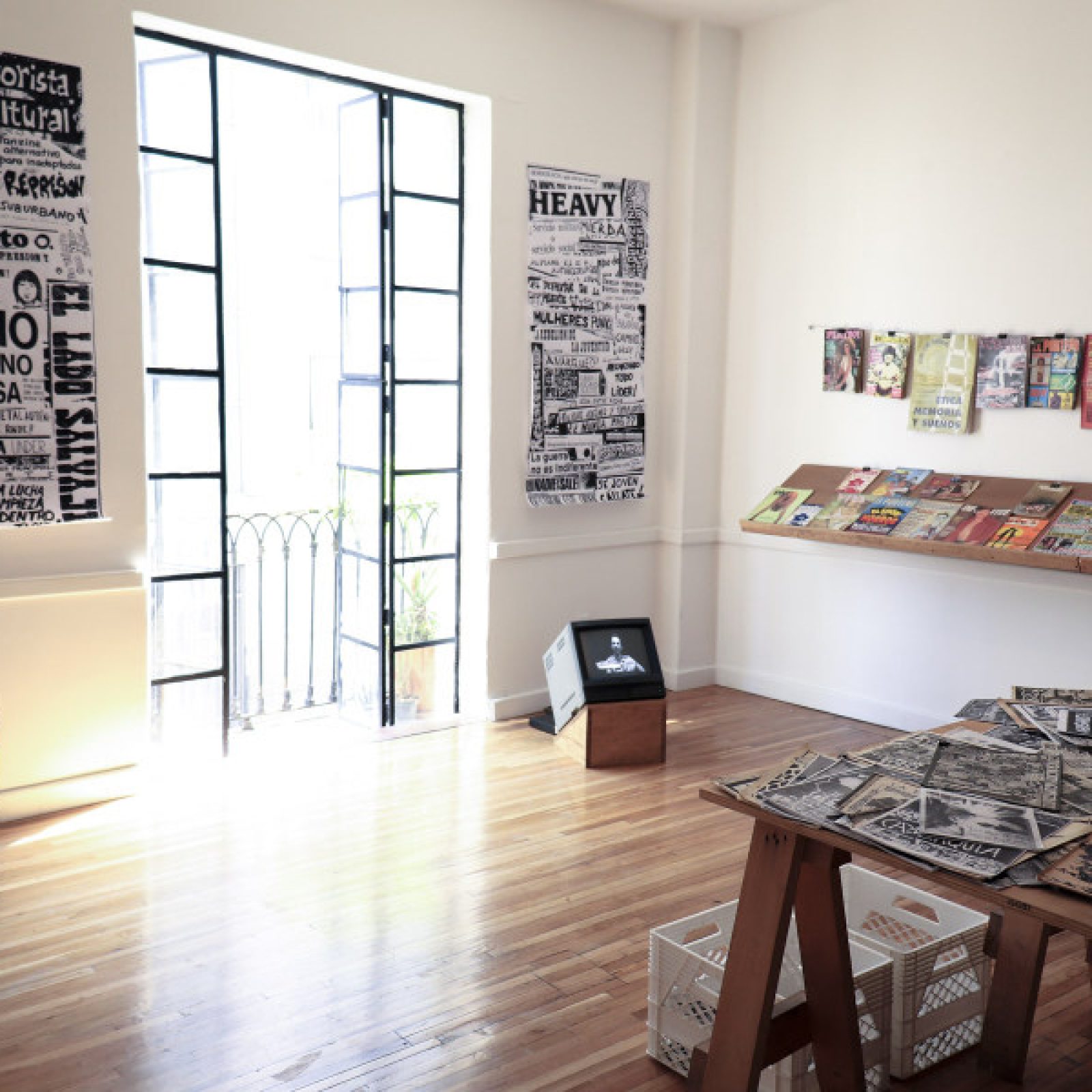 Vista de la exposición "Underland", del Archivo de Culturas Subterráneas (ACS), en Terremoto La Postal, Ciudad de México, 2019. Foto cortesía de Terremoto