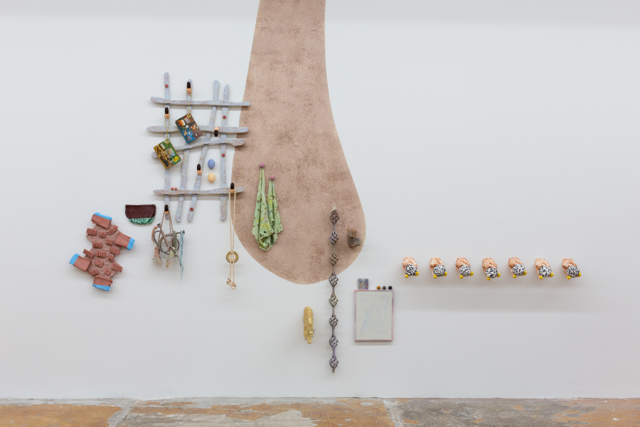 Vista de la exposición "Arenas y Arenas y Arenas", de Juan Pablo Garza, en Dimensions Variable, Miami, 2019. Cortesía del artista y la galería