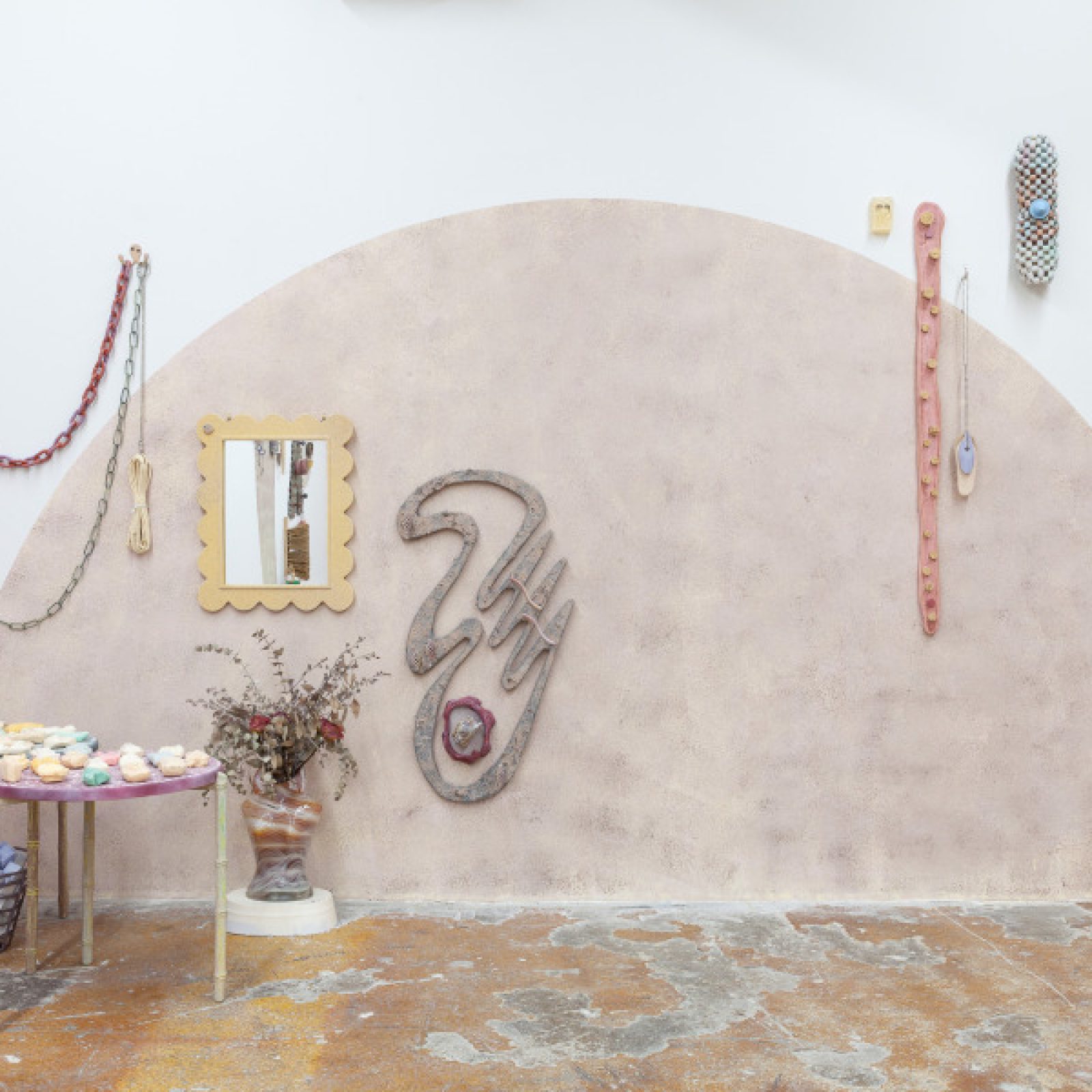 Vista de la exposición "Arenas y Arenas y Arenas", de Juan Pablo Garza, en Dimensions Variable, Miami, 2019. Cortesía del artista y la galería