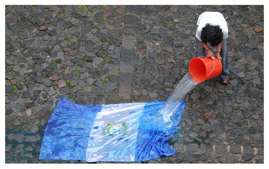 Fernando Poyón, Bandera, 2008, parte de la exposición “Horror Vacui. Los Desaparecidos”. Acción (con la acción del agua una bandera desaparece). Cortesía del artista