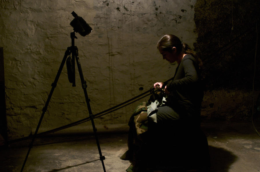 Jessica Lagunas, 120 Minutos de Silencio, 2008, vista de la exposición “Horror Vacui. Los Desaparecidos”. Performance (cortar los patrones de una tela con diseños militares).