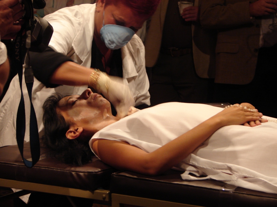 Regina José Galindo, Tanatosterapia. Migraciones, cielo al revés. Performance (una experta en maquillaje de cadáveres maquilla a la artista), 2006. Cortesía de la artista