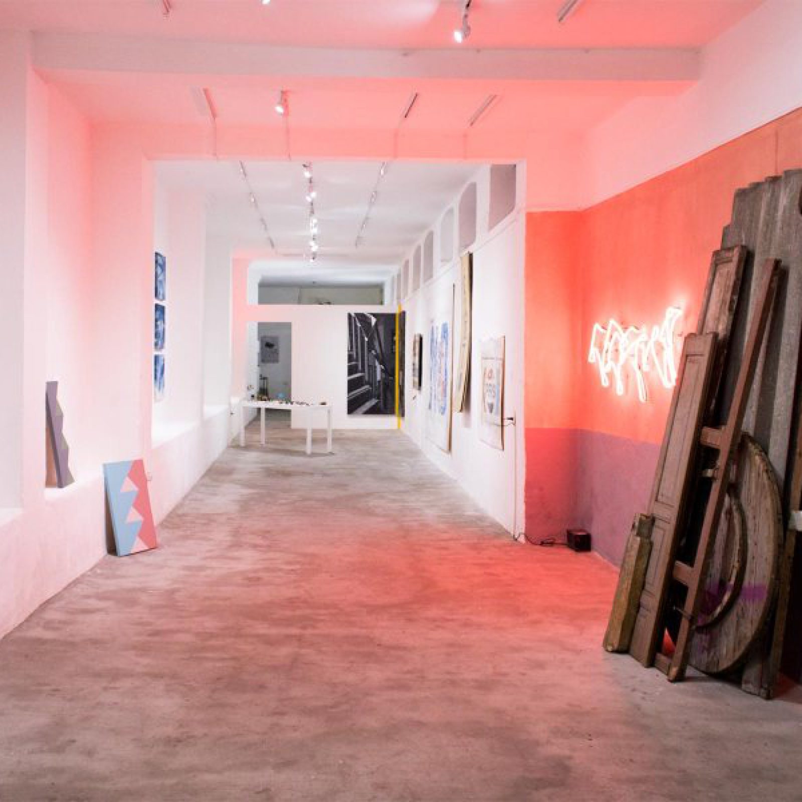 Vista de la exposición 'Vestigio & Souvenir' del colectivo Chivox en No Lugar, Quito, Ecuador, 2019. Cortesía: No Lugar