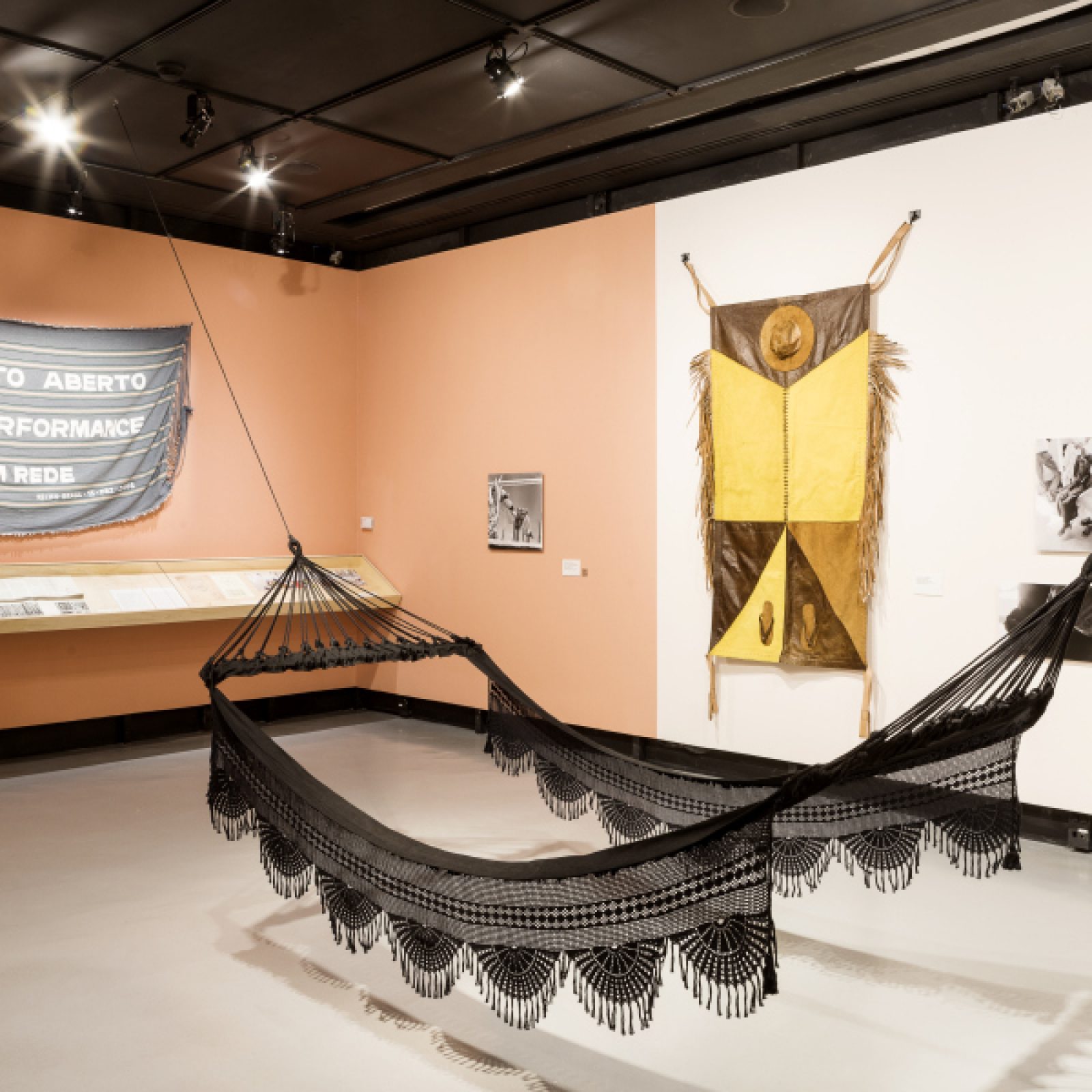 Vista de la exposición "Vaivém" en el CCBB São Paulo, 2019. Foto: Edson Kumasaka