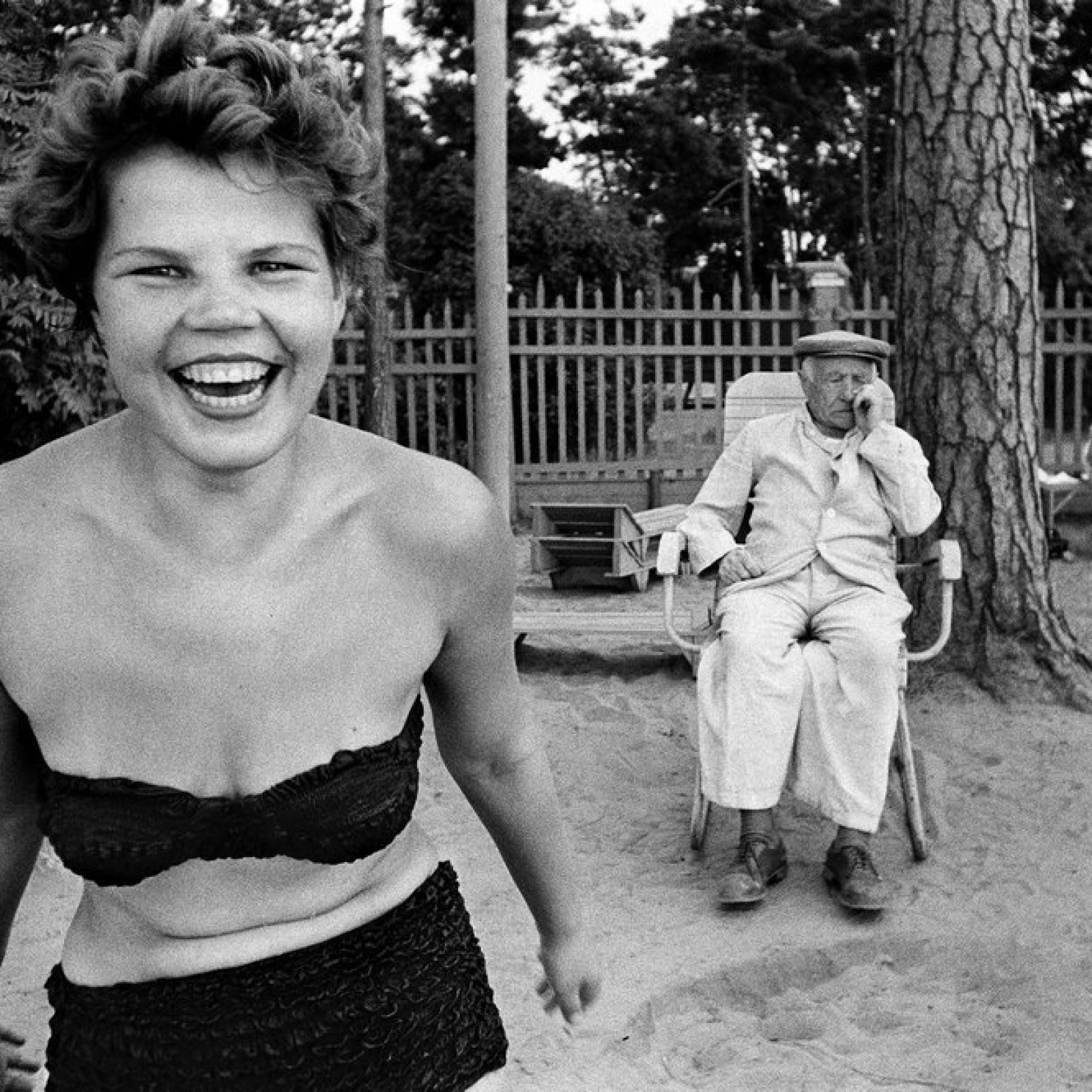 William Klein, Bikini, Moscova river’s beach, Moscú, 1959 ©William Klein