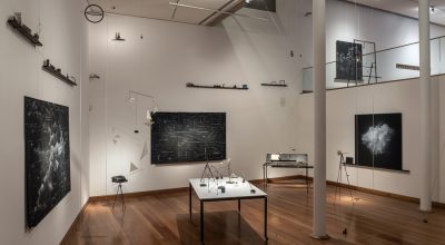 Vista de la exposición “Construcciones Imposibles”, de María Edwards, en el Museo de Artes Visuales (MAVI), 2019. Foto: Jorge Brantmayer