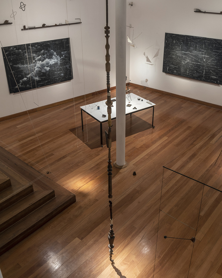 Vista de la exposición “Construcciones Imposibles”, de María Edwards, en el Museo de Artes Visuales (MAVI), 2019. Foto: Jorge Brantmayer
