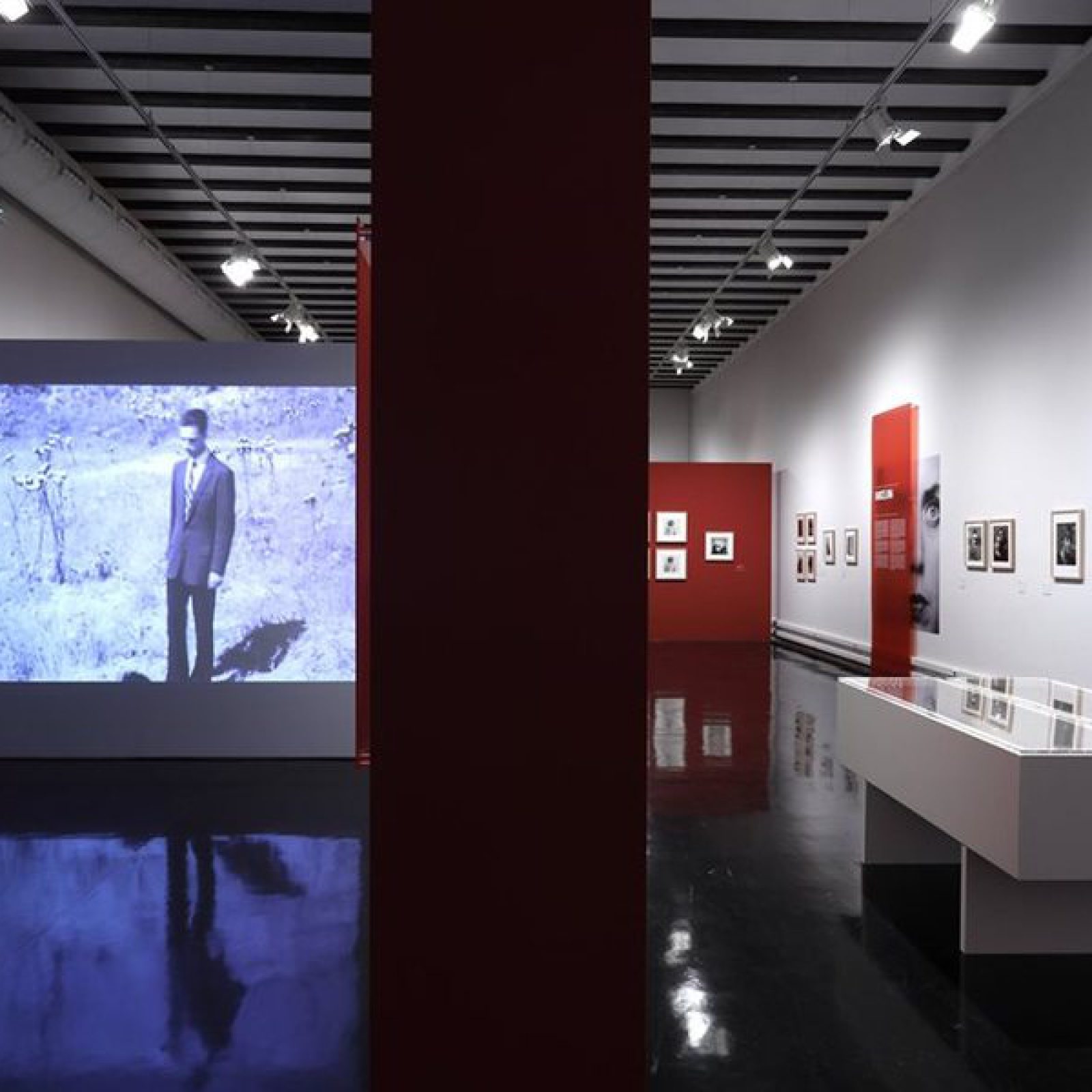 Vista de la exposición 'Humberto Rivas 1937-2009' en Centre Cultural La Nau, Valencia, España. Foto cortesía del Centre Cultural La Nau