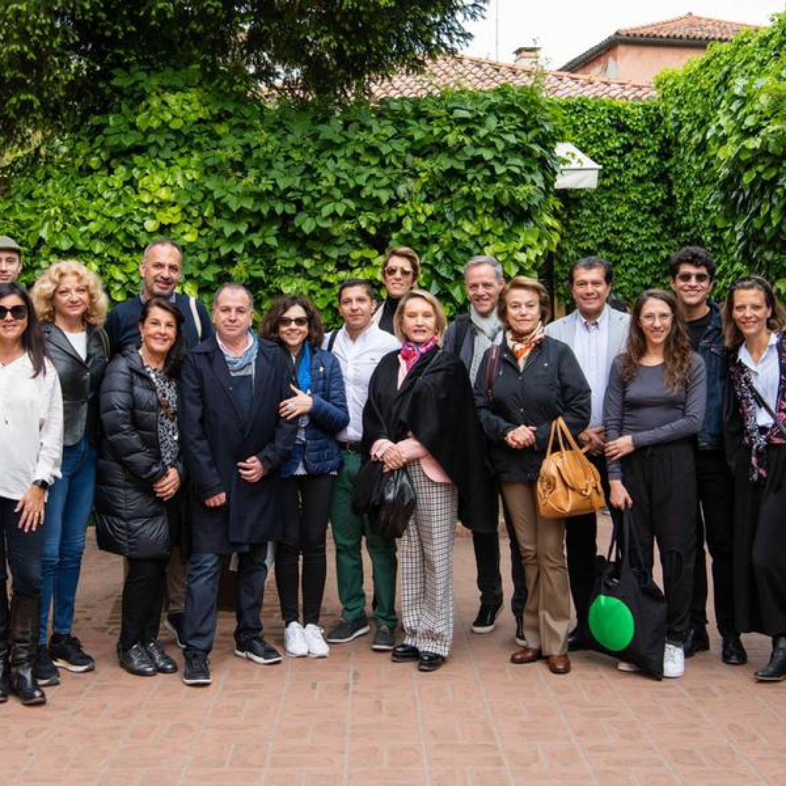 Parte de la comunidad Antenna (socios y directiva) durante su visita a la Bienal de Venecia, 2019. Foto cortesía de Antenna