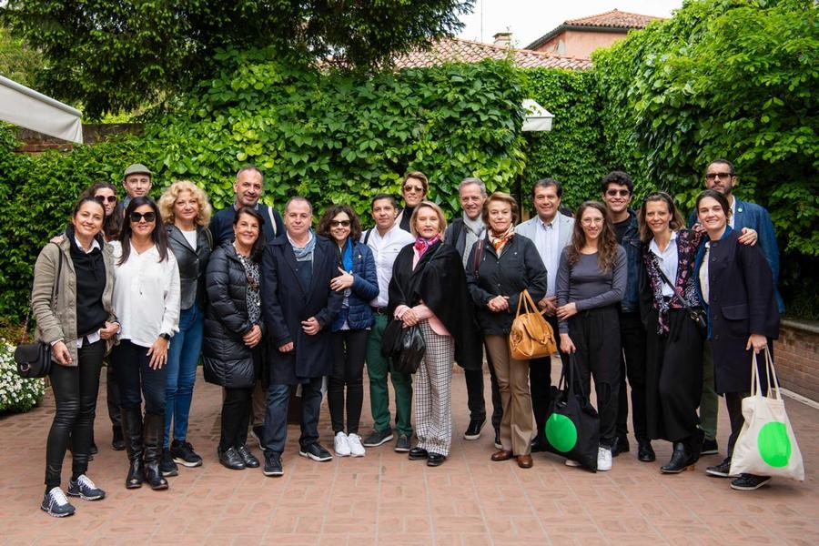 Parte de la comunidad Antenna (socios y directiva) durante su visita a la Bienal de Venecia, 2019. Foto cortesía de Antenna