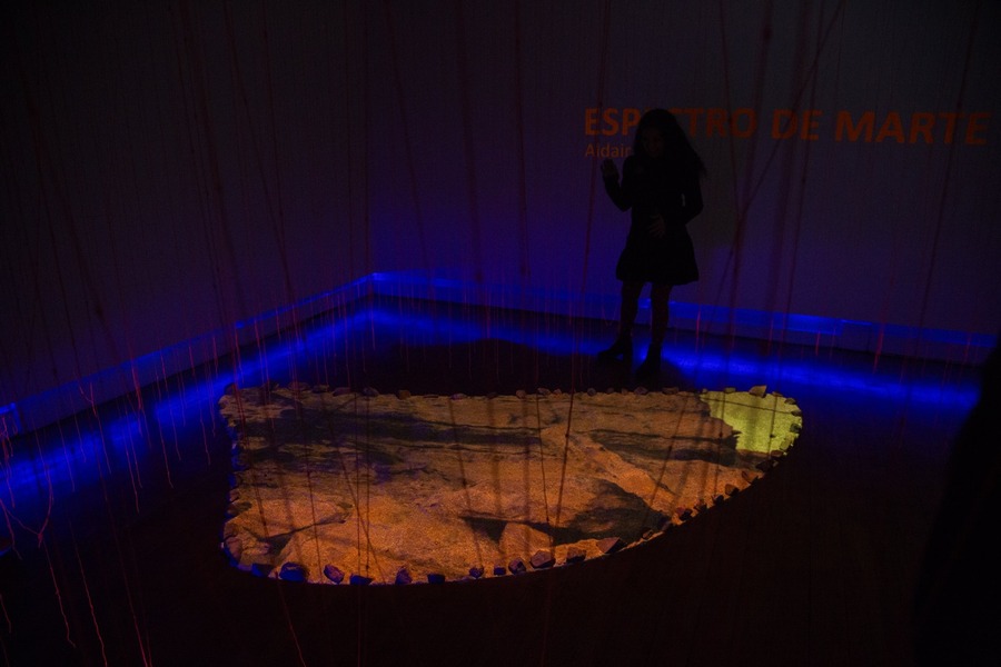 "Espectro de Marte", de Aldair Indra, 2019. Vista de la exposición en el Museo Regional de Antofagasta. Foto cortesía de SACO