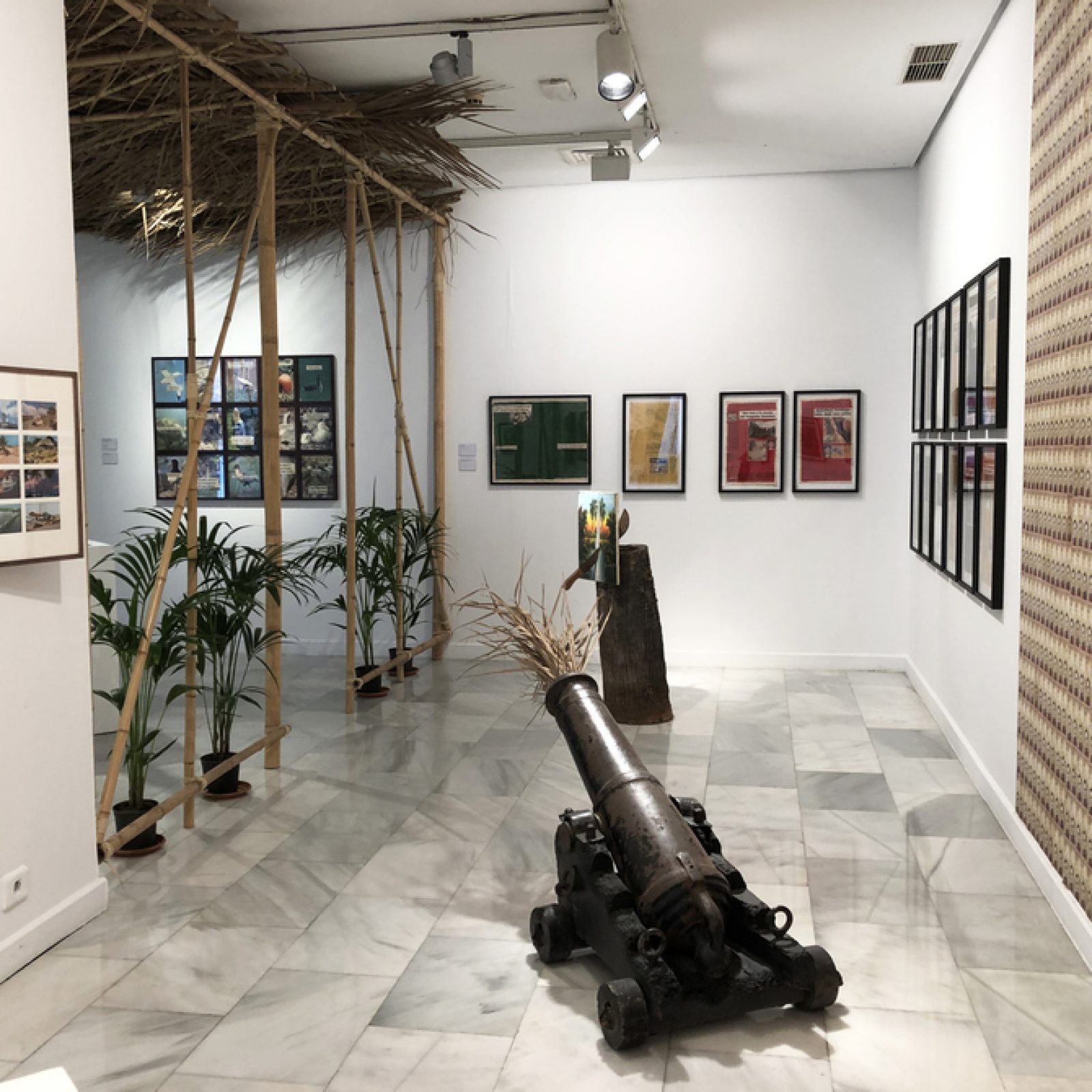 Vista de la exposición “Mal de mar hacia un triste trópico: notas sobre la otra isla”, de Marco Montiel-Soto, en el Centro Atlántico de Arte Moderno (CAAM), Las Palmas de Gran Canaria, España, 2019. Cortesía del artista