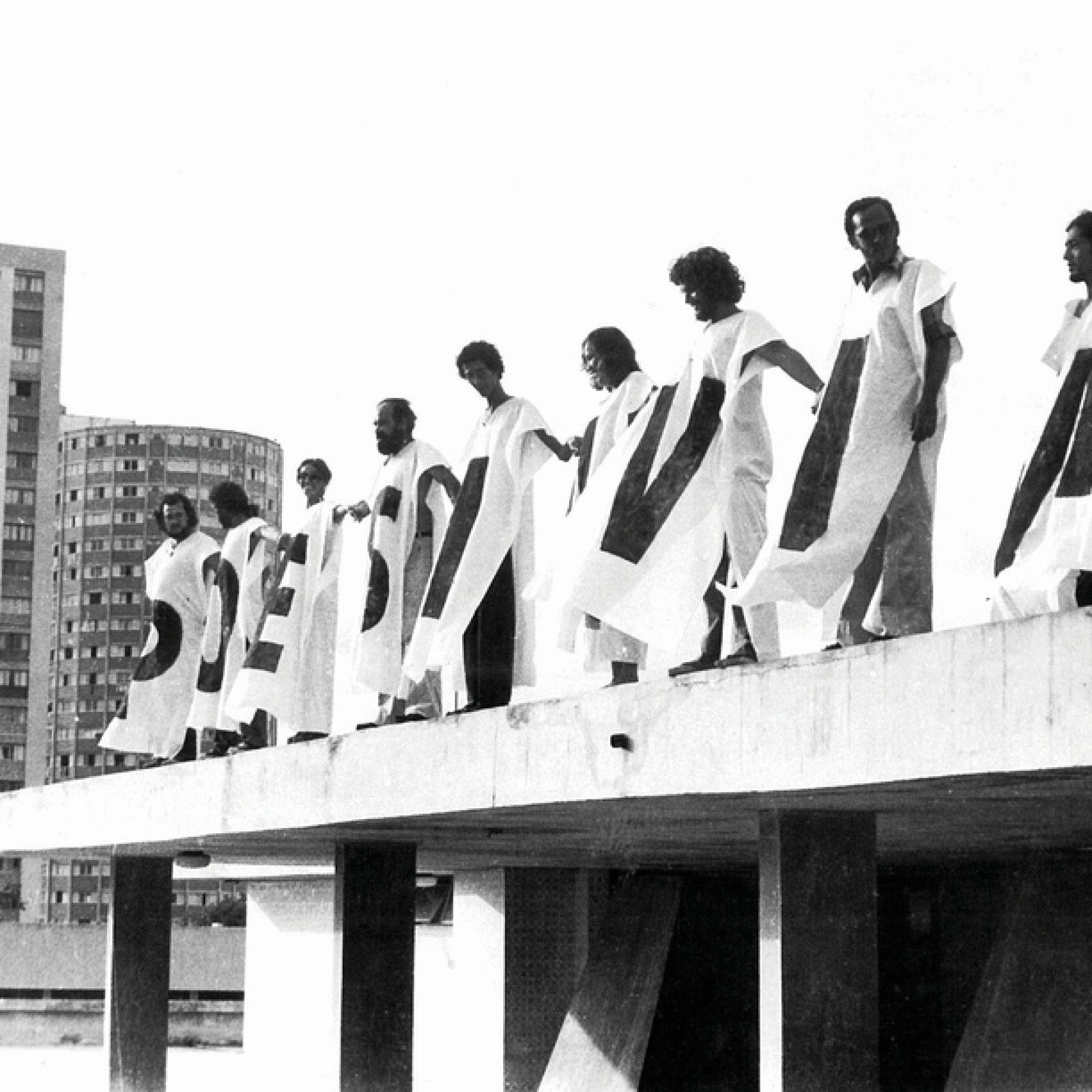 Paulo Bruscky y Unhandeijara Lisboa, Poesía Viva, 1977. Cortesía: Instituto Paulo Bruscky