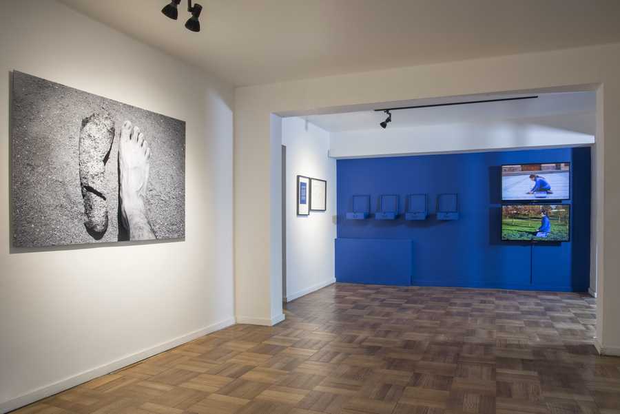 Vista de la exposición "Formas de guardar silencio", en Galería AFA, Santiago de Chile, 2019. Foto: Jorge Brantmayer