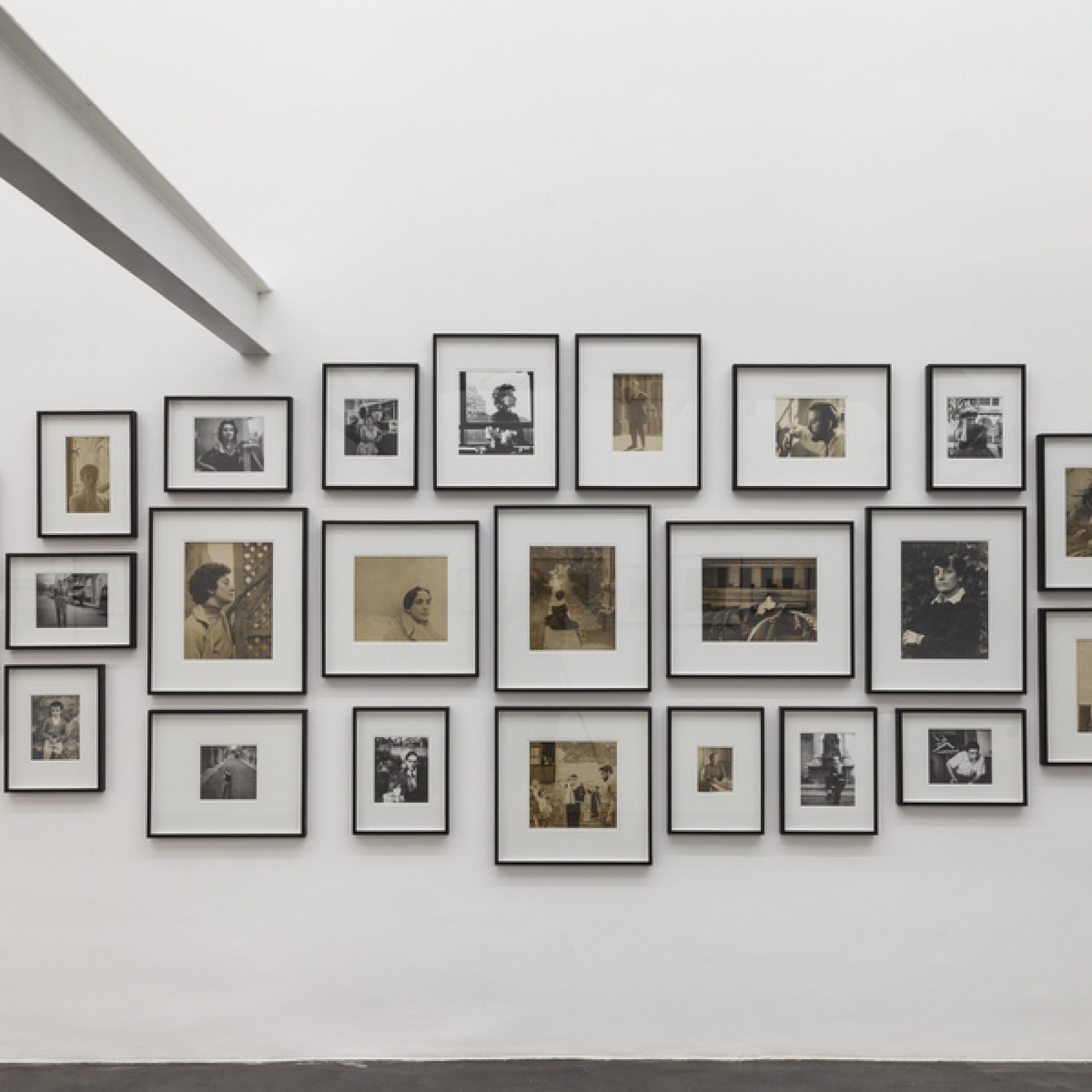 Vista de la exposición "Ilse Fusková: La libertad de pasear sola", en Walden Gallery, Buenos Aires, 2019. Foto cortesía de la galería