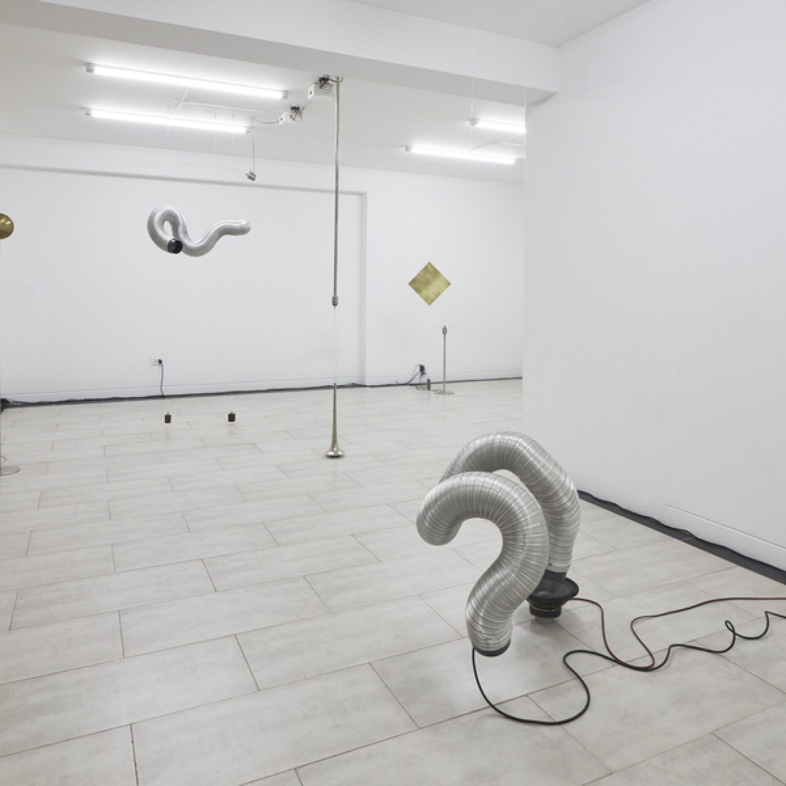 Vista de la exposición "¿ ; { ^ )", de Álvaro Icaza y Verónica Luyo, en Crisis Galería, Lima, 2019. Cortesía de la galería