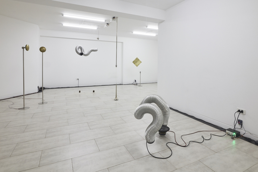 Vista de la exposición "¿ ; { ^ )", de Álvaro Icaza y Verónica Luyo, en Crisis Galería, Lima, 2019. Cortesía de la galería