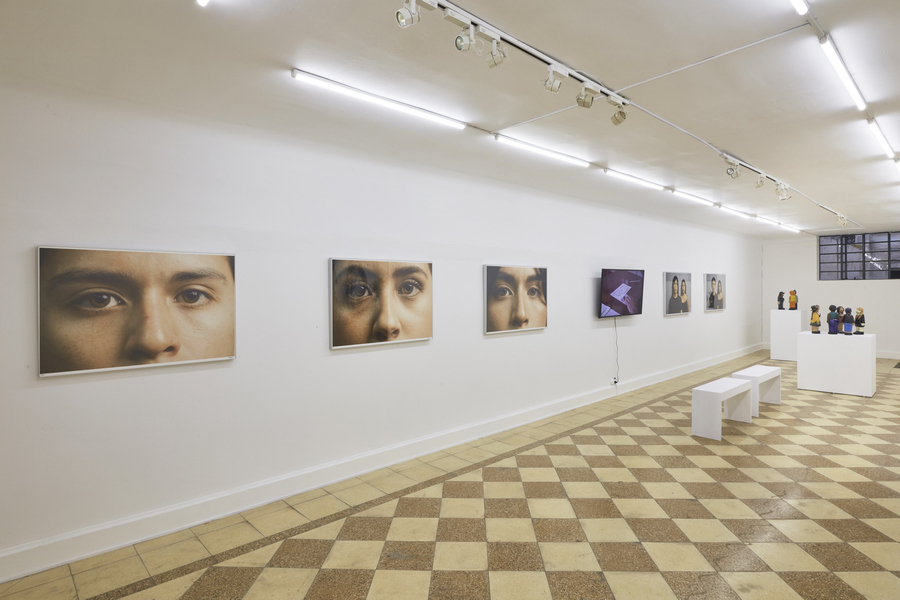 Vista de la exposición "Lo otro está allá", de Sebastián Calfuqueo, en 80m2 Livia Benavides, Lima, 2019. Foto: Juan Pablo Murrugarra