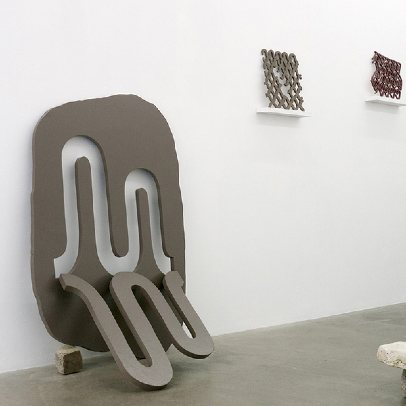Vista de la exposición “Les chutes du temps”, de Martín Kaulen, en SometimeStudio, París, 2019. Cortesía del artista
