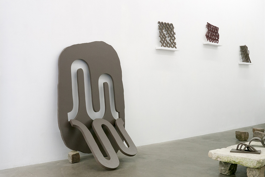 Vista de la exposición “Les chutes du temps”, de Martín Kaulen, en SometimeStudio, París, 2019. Cortesía del artista