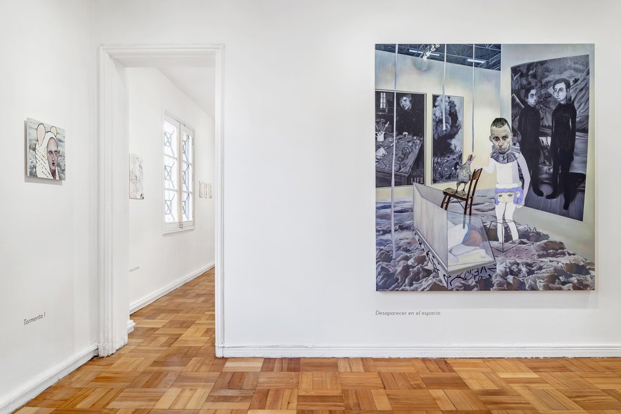 Vista de la exposición  "Blanco Universal", de Carolina Muñoz, en Galería Isabel Croxatto, Santiago de Chile, 2019. Foto: Sebastián González. Cortesía de Isabel Croxatto Galería