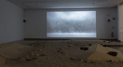 Paula de Solminihac, La Playa, 2019. Vista de la exposición "Humus" en el Museo de Artes Visuales (MAVI), Santiago de Chile, 2019. Foto: Jorge Brantmayer