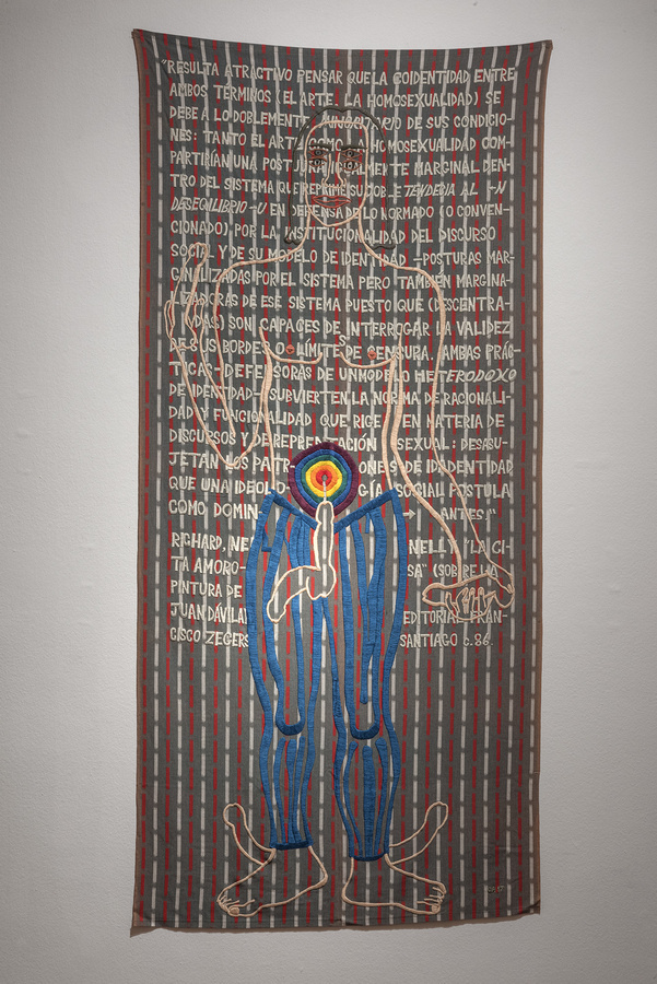 Carlos Arias Vicuña, El Hombre Orgía, 2017, bordado, 216 x 100 cm. Foto: Jorge Brantmayer