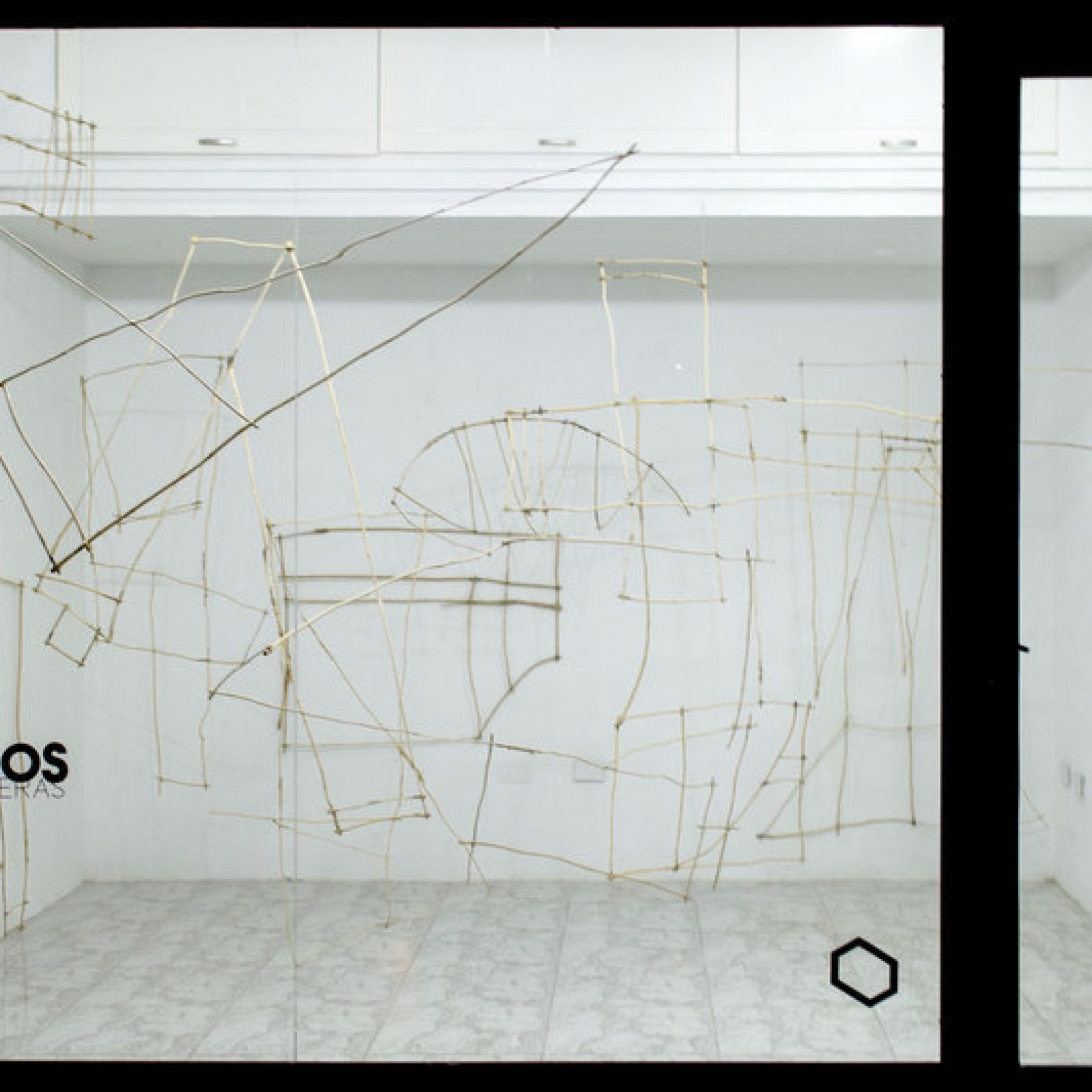 Vista de la exposición "Tendederos", de Franco Contreras, en El Bloque, Mérida, Venezuela, 2019. Cortesía de El Bloque