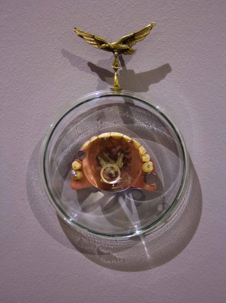 Claudio Correa, Bling Bling (detalle), 2017, 69 piezas compuestas por medallas y prótesis dentales con incrustaciones metálicas. Cortesía del artista