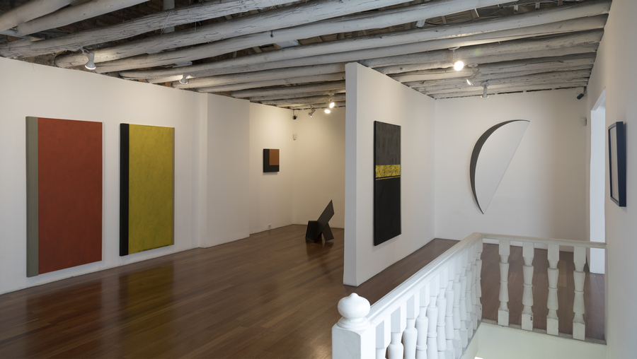 Vista de la exposición "John Castles y Jordi Teixidor: los límites del vacío", en nueveochenta, Bogotá, 2019. Cortesía de la galería