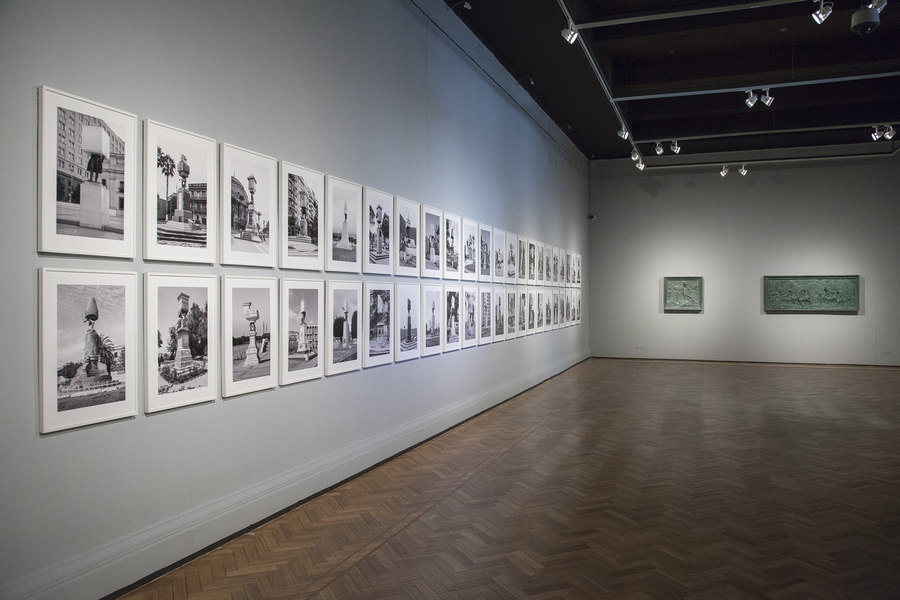 Vista de la exposición "Monumento Editado", de Andrés Durán, en el Museo Nacional de Bellas Artes, Santiago de Chile, 2019. Foto cortesía del artista