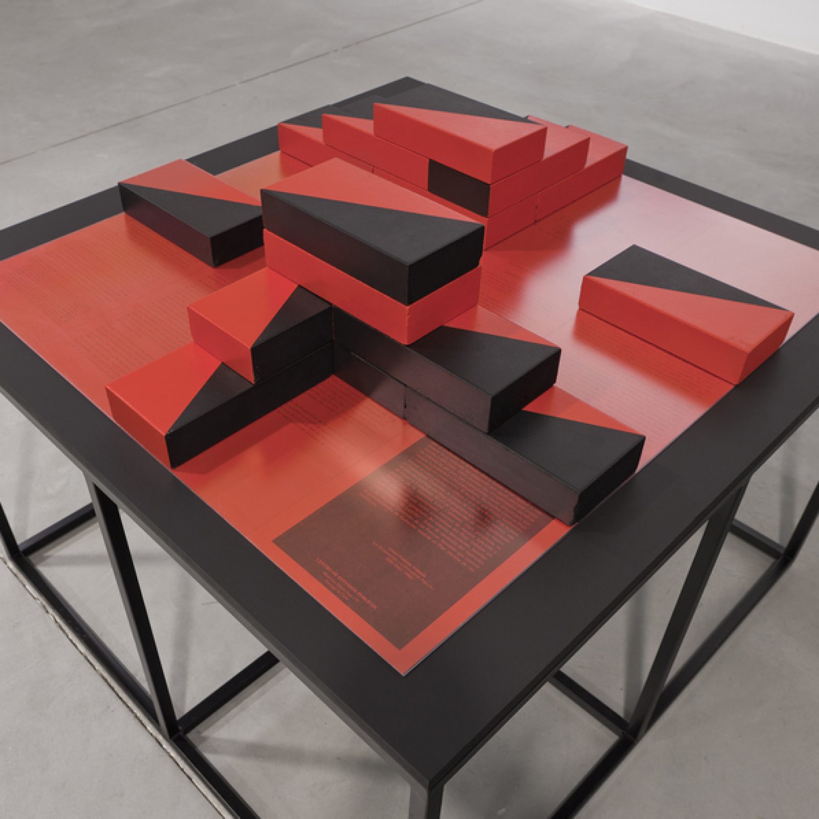 Vista de la exposición "El ladrillo II", de Patrick Hamilton, en Fundación DIDAC, Galicia, España, 2019. Cortesía: DIDAC