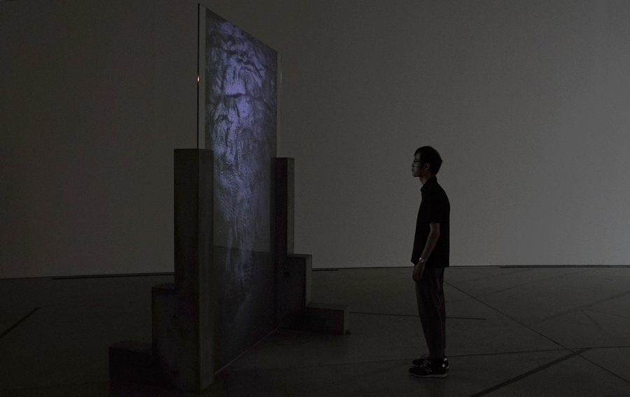 Gianfranco Foschino, MIZU NO ME (水の目), 2019, video-escultura, proyección trasera HD sobre vidrio, concreto, acero,18 min, color, silente, loop, 190 x 280 x 140 cm. Cortesía del artista