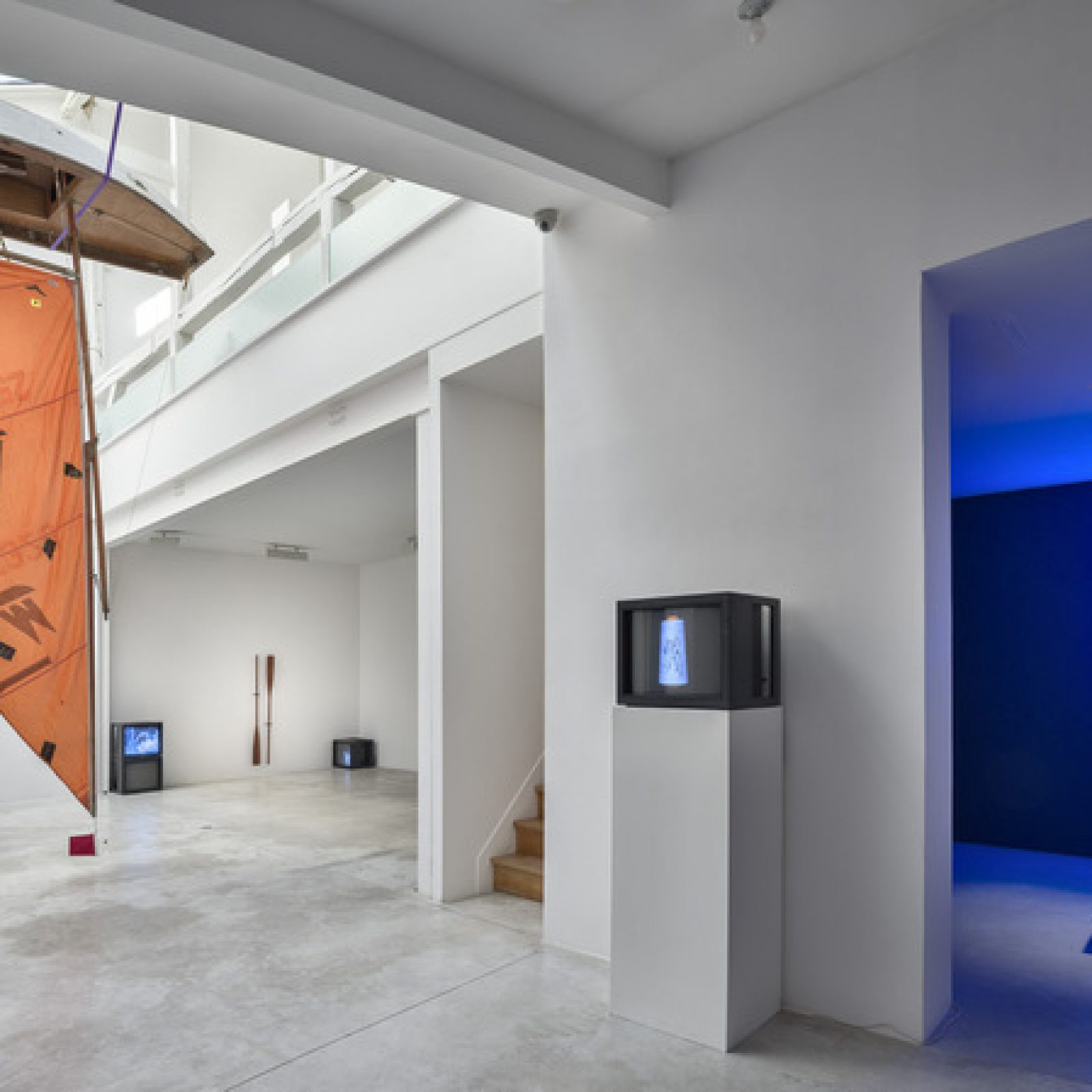 Enrique Ramírez, Mar mAr maR. Vista de la exposición en Michel Rein, París, 2019. Foto: Florian Kleinefenn.