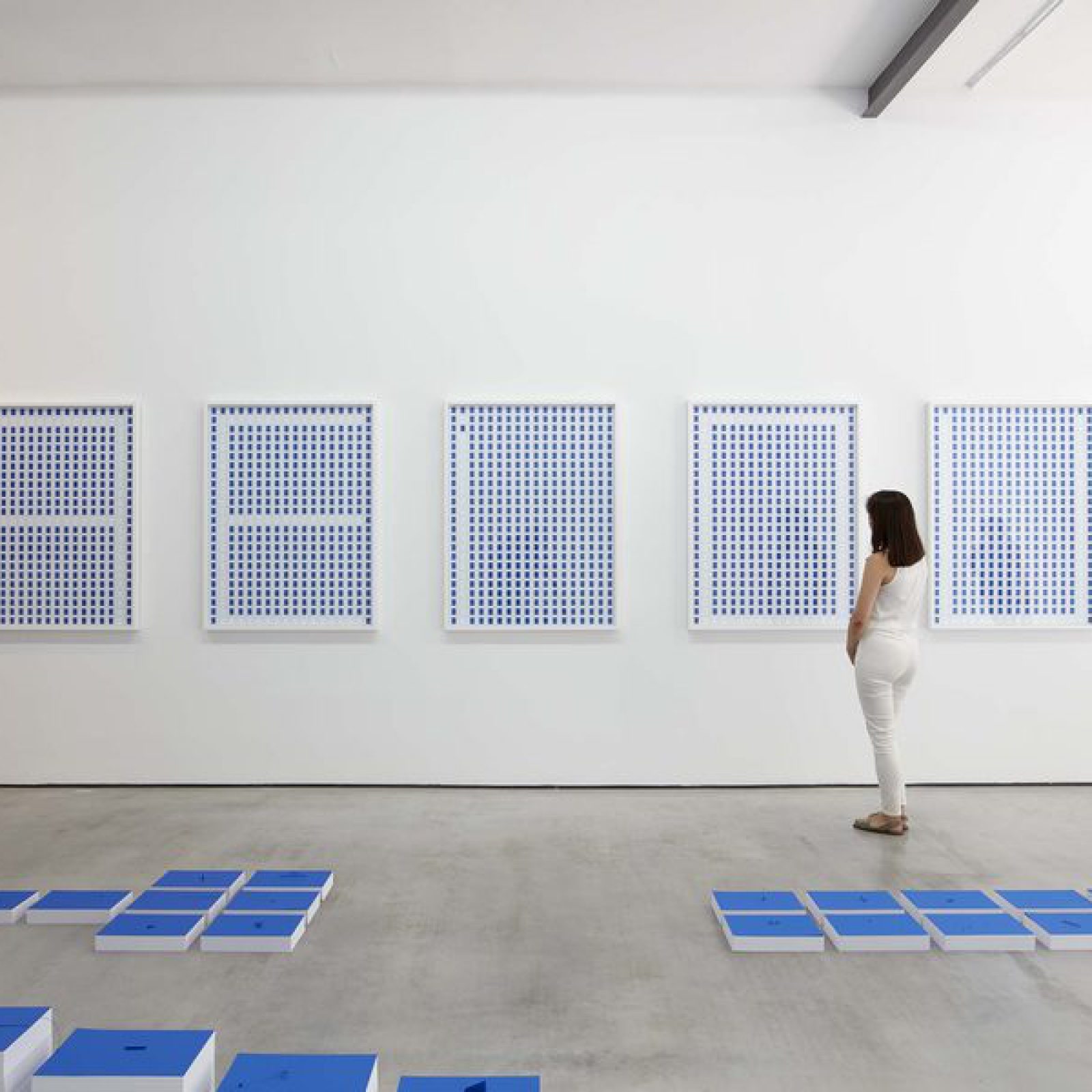 Vista de la exposición "En defensa de las vocales", de Marco Maggi, en Galería Cayón, Madrid, 2019. Cortesía de la galería