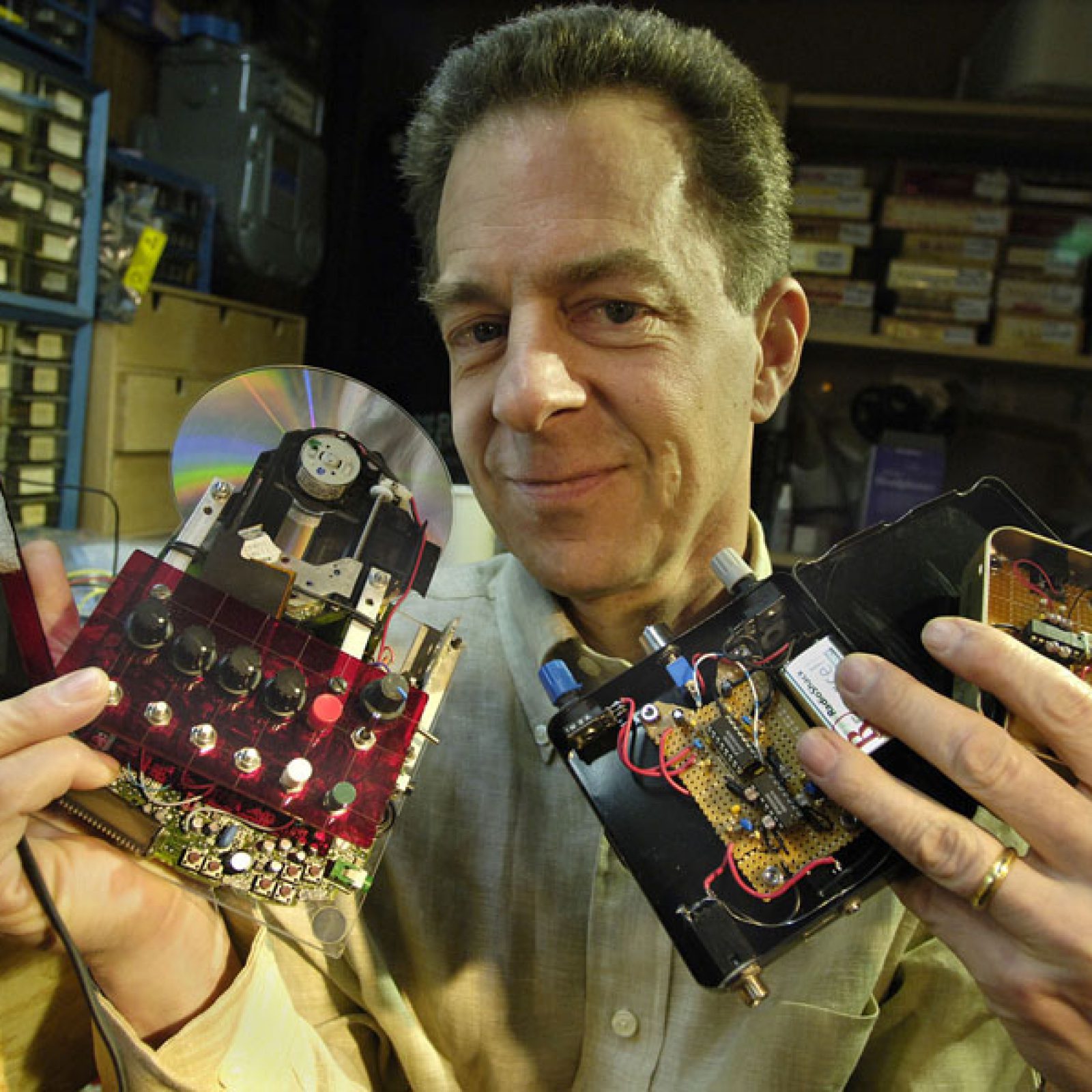 Nicolas Collins y su colección de equipo pirateado "casero". Cortesía: Tsonami