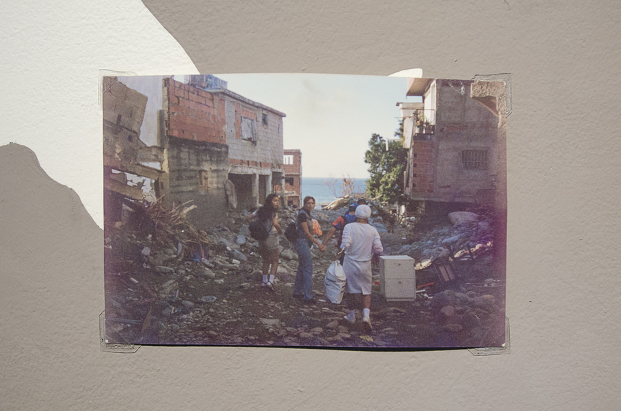 Manuel Eduardo González, Deslave 3 (1999) Mi hermana con vecinos dejando La Guaira”, 2019. Cortesía del artista y Spazio Zero