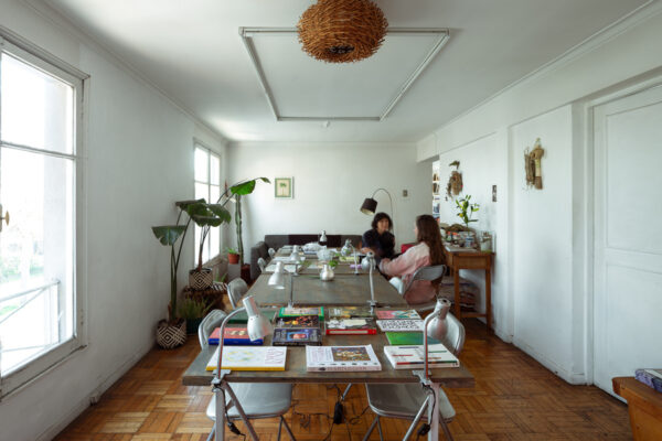 Antonia Taulis durante la visita a la casa/taller de la artista chilena Patricia Domínguez. Foto: Felipe Ugalde