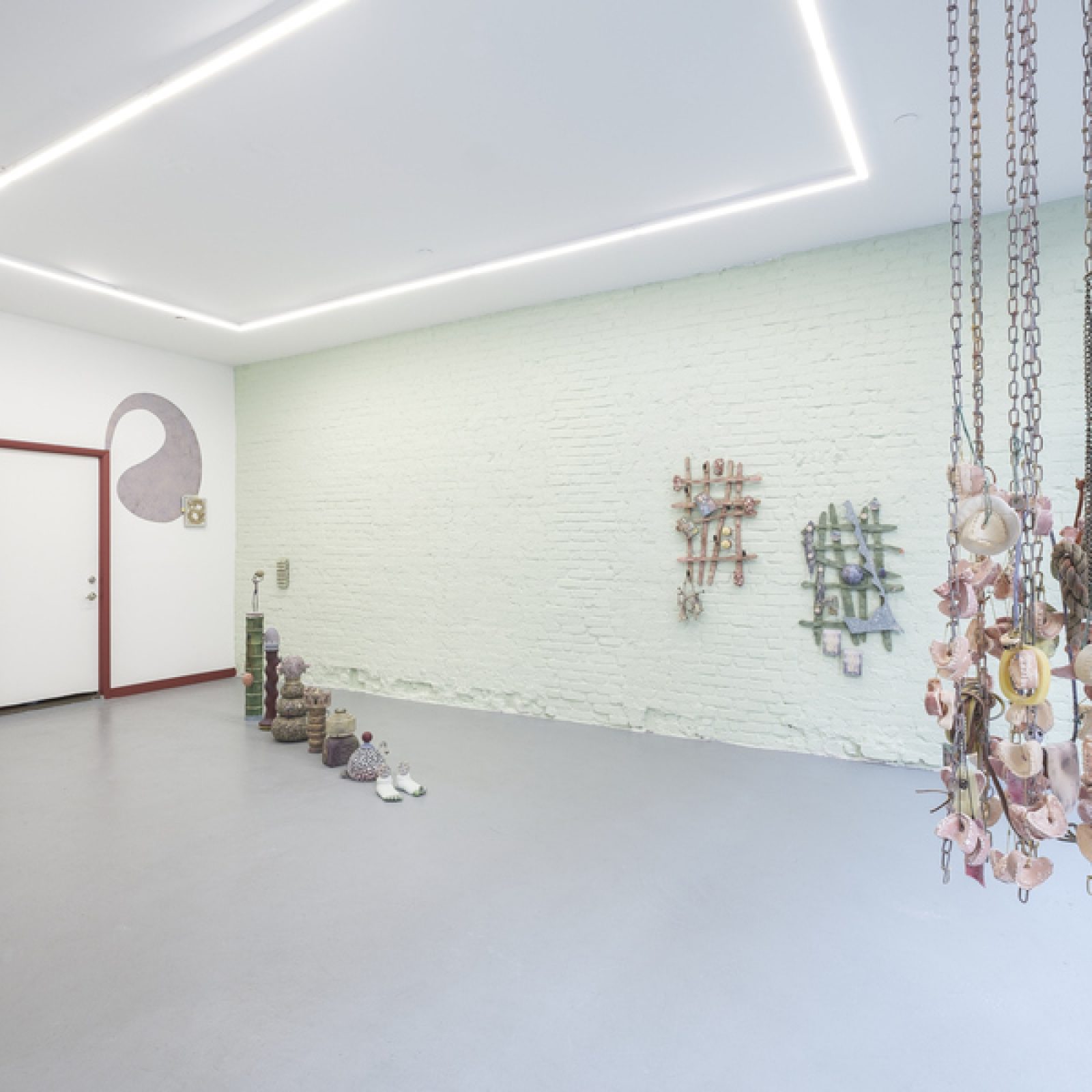 Vista de la exposición "Le hablo a tu fantasma (Todas las cosas se borran)", de Juan Pablo Garza, en Proxyco Gallery, Nueva York, 2019. Foto: Zach Hayman | @zachlikewhoa