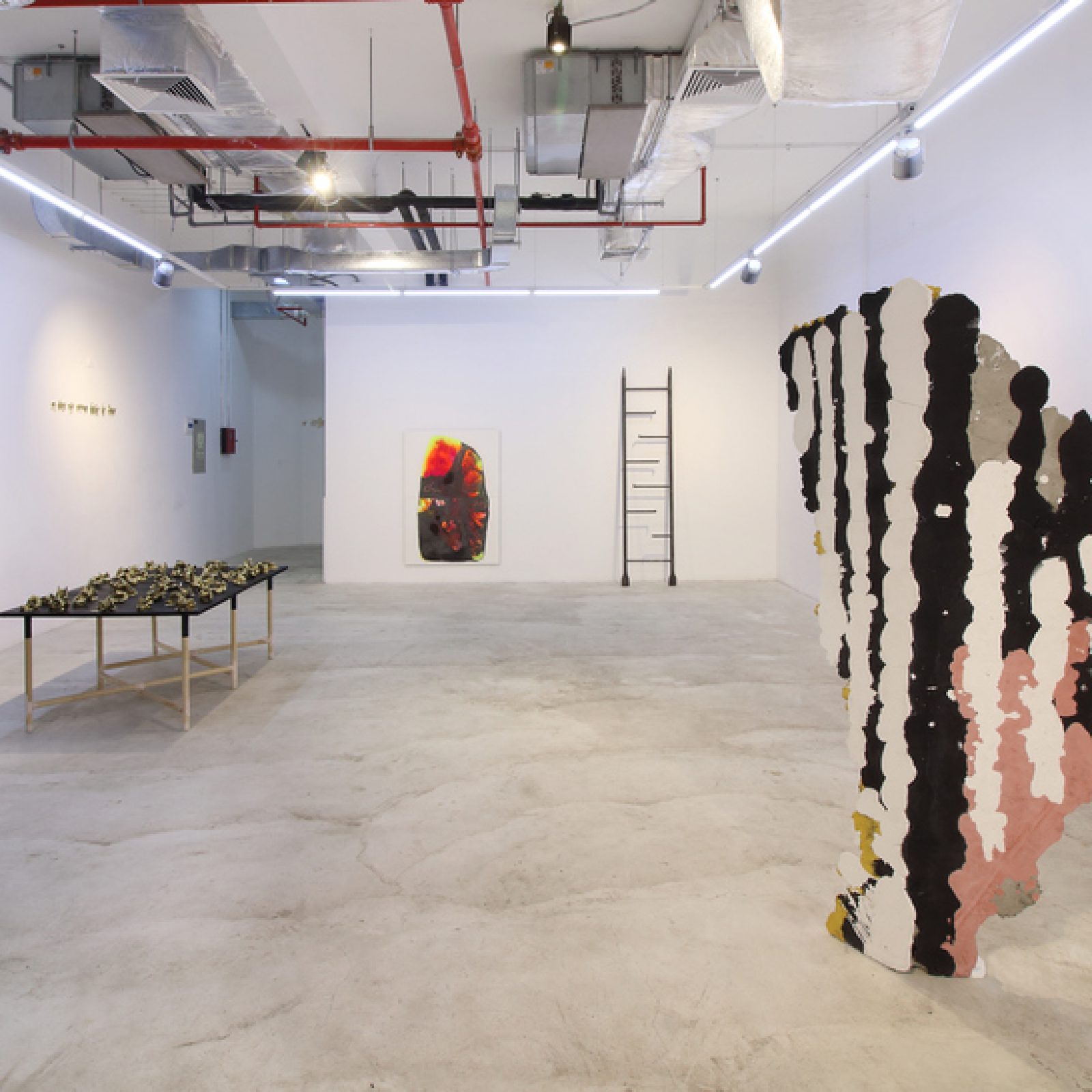 Vista de la exposición "Las flores azules que están atrás de las montañas que están hablando. Ustedes que dicen saberlo todo, interprétenlas, interprétenlas, en IK Projects, Lima, 2019. Foto cortesía de la galería