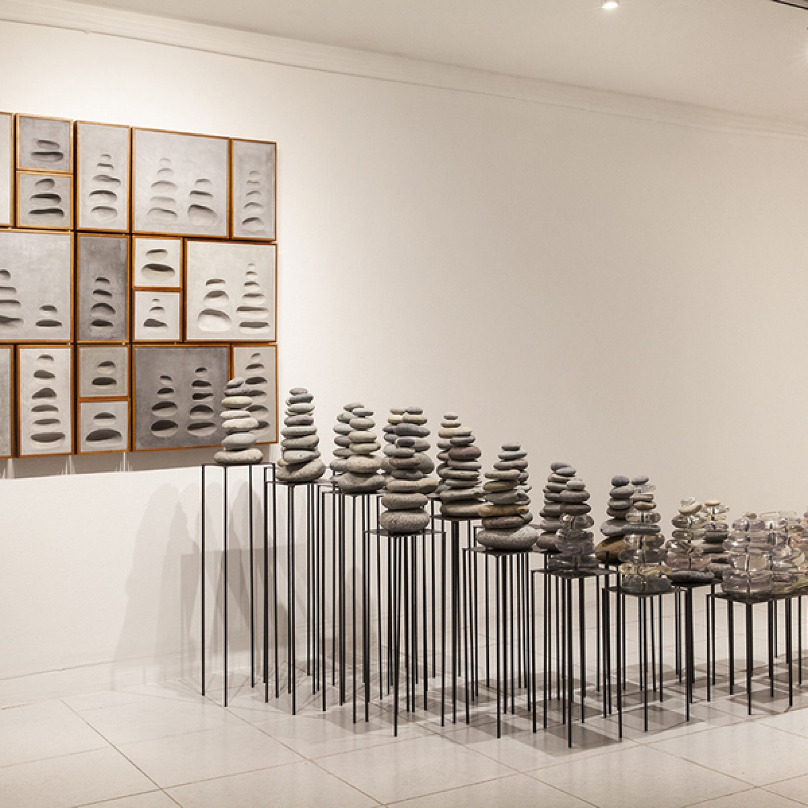 Vista de la exposición "Memoria Escindida. Arqueología de la posmodernidad en ruinas", en la sala Raúl Porras Barrenechea, Centro Cultural Ricardo Palma, Lima, 2019.
