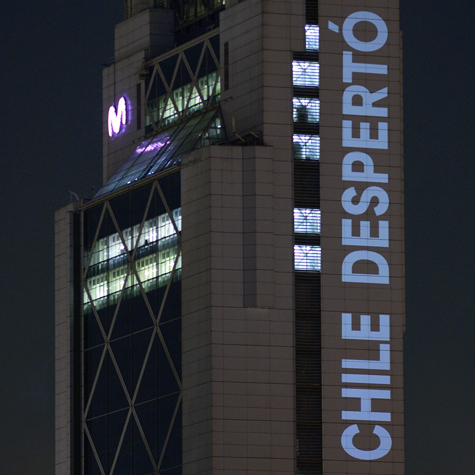 Chile despertó, intervención de Delight Lab en la Torre Telefónica, Providencia, Santiago de Chile, octubre de 2019. Foto: Gonzalo Donoso