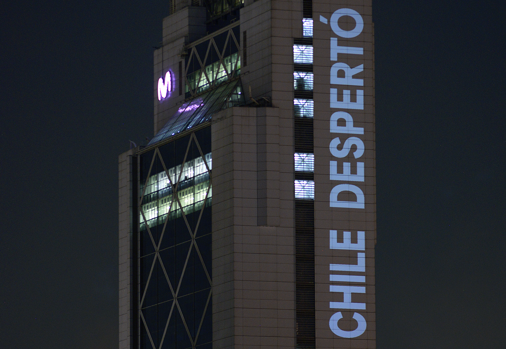 Chile despertó, intervención de Delight Lab en la Torre Telefónica, Providencia, Santiago de Chile, octubre de 2019. Foto: Gonzalo Donoso